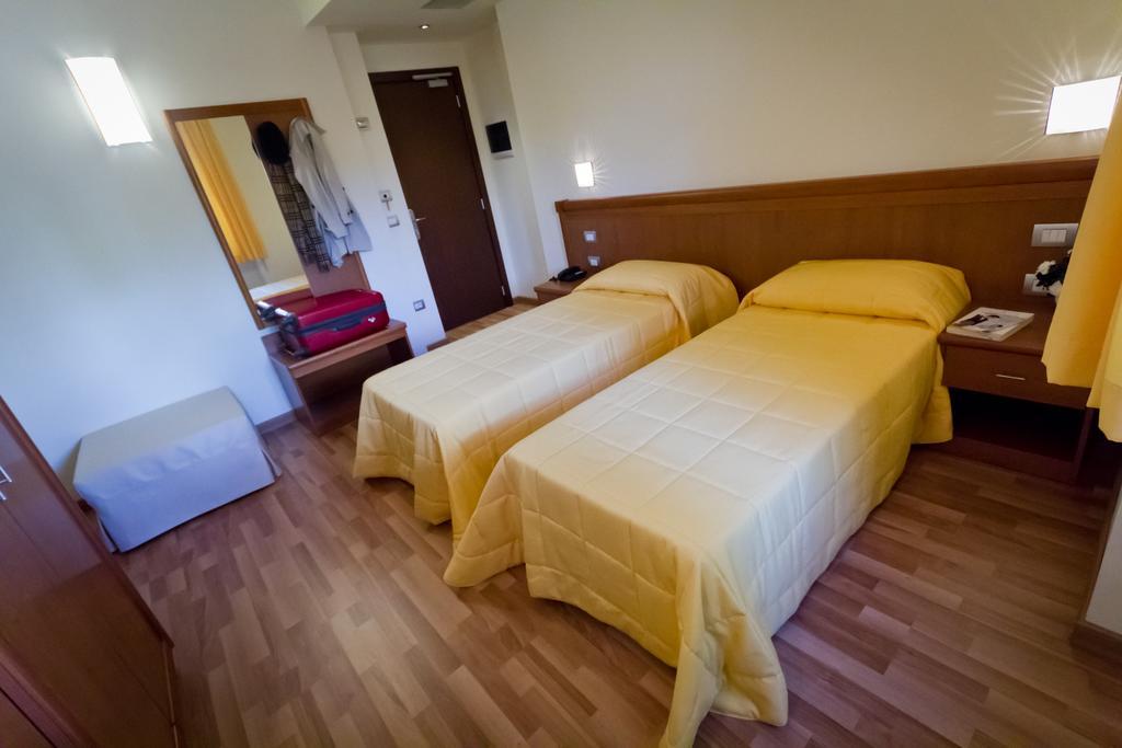 Hotel Donnini Assisi Pokoj fotografie